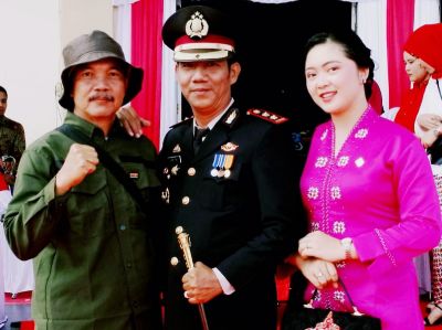 Kapolres Bangkep bersama Istri serta Kabiro Media Jurnal Polri Sulteng. (Foto VR)