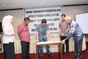 Gubernur Sulteng H. Rusdy Mastura, Menyaksikan MoU Antara PT. Tambang Mineral Sulteng dan PT. Artha Bumi Mining Jakarta