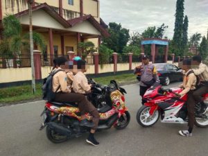 Tidak Mengunakan Helm, 8 Pelajar di Tegur Polisi Dengan Humanis