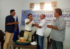 DPC Partai Gerindra, Beri Kejutan Nasi Tumpeng Ke Kantor PWI Banggai di Momen HPN Tahun 2023