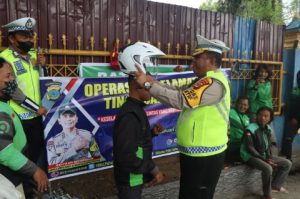 Reward Tertib Berlalu Lintas, Ops Keselamatan Tinombala Berikan Helm Gratis