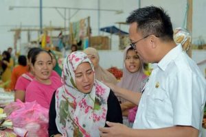 Pedagang Pasar Baru Kolonodale, Gembira Dikunjungi Bupati Morut Delis J. Hehi