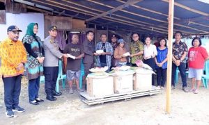 Bupati Delis Serahkan Bantuan Kepada Korban Kebakaran Korolama