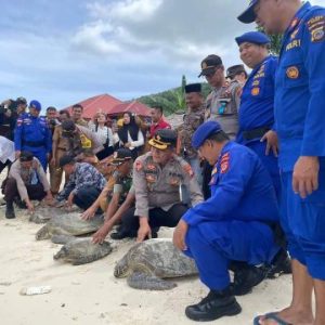 Jumat Curhat Berlanjut, Kali Ini Waka Polres Bangkep Tatap Muka Bersama Warga Pesisir sekaligus Pelepasan Penyu