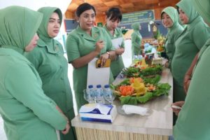 Peringati HUT Persit ke – 77, Ketua Persit KCK Cabang XXII Kodim 1308 Luwuk Banggai Adakan Perlombaan Menghias Tumpeng