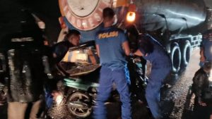 Detik-detik Ditpolairud Polda Sulteng, Evakuasai Korban Laka Lantas Dalam Kondisi Cuaca Hujan
