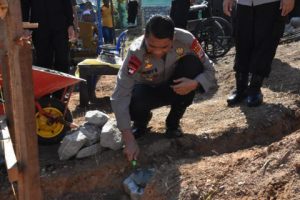 Kapolda Sulteng, Letakkan Batu Pertama Bedah Rumah Polda Sulteng Peduli