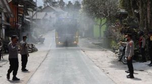 Polisi Bantu Bersihkan Jalan, Dampak Abu Vulkanik Pasca Erupsi Gunung Merapi