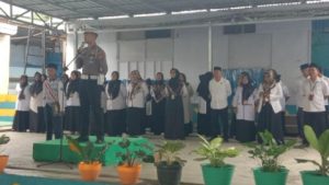 Upacara Bendera di MTS Negeri Luwuk, Kanit Turjawali Satlantas Polres Banggai Berikan Edukasi