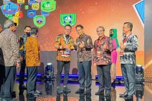 Bupati Morut Terima UHC Award Dari Wapres, Semua Warga Morut Sudah Terlindungi BPJS Kesehatan