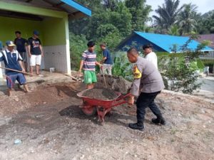 Bhabinkamtibmas Desa Tinompo, Bantu Warga Cor Halaman Mesjid Nurul Jihad