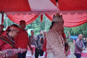 Ketua Senat Sespimti Dikreg 32 Tahun 2023, Terima Gelar Kehormatan Adat Bersama Kapolri