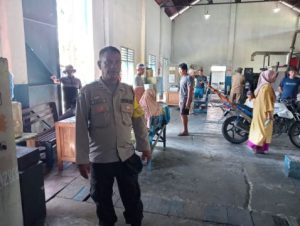 Bhabinkamtibmas Dampingi Warga Dusun III Desa Longkoga Barat, Terkait Listrik ke PLN Ranting Bualemo