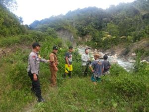 Bersama Instansi Terkait, Bhabinkamtibmas Tinjau Lokasi Tanah Longsor di Pagimana