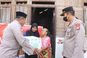 Kapolres Sigi Bersama Jajaran Salurkan Ratusan Paket Bansos, Sebagai Bentuk Kepedulian Terhadap Sesama di Bulan Ramadhan 1444 H
