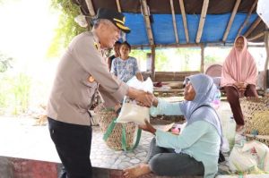 Berkah Bulan Suci Ramadhan, Polres Banggai Bagi-bagi Beras Untuk Warga Kurang Mampu