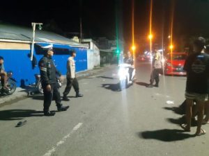 Polisi Bubarkan Kelompok Remaja Bermain Bola di Jalan Raya