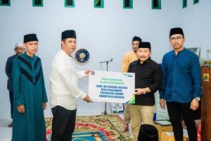 Pemkab Banggai Berikan Bantuan BPJS Ketenagakerjaan Untuk Pekerja di Desa Padungnyo, Bupati Banggai : Tidak Akan Ada Lagi Terciptanya Orang Miskin Baru
