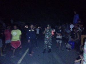 Warga Blokade Jalan Raya Akibat Listrik Padam, TNI Polri Ajak Dialog