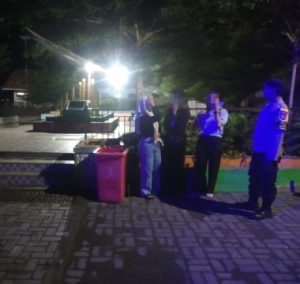 Polisi Bubarkan 3 Remaja Putri, Nongkrong Hingga Larut Malam di Taman 12 Februari