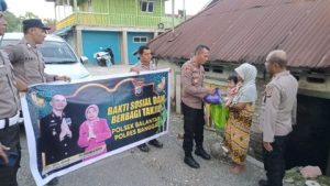 Berkah Ramadhan, Polsek Balantak dan Bhayangkari Bagikan Takjil Berbuka