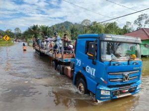 PT GNI Kerahkan Dua Unit Trailer, Bantu Warga Seberangi Banjir Bunta