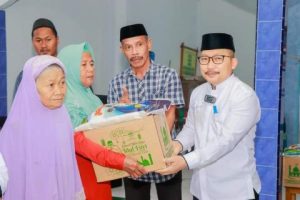Pemkab Banggai Salurkan Cadangan Beras Pemerintah dan Bansos Penanganan Inflasi Pada Malam ke-23 Ramadhan di Desa Lenyek