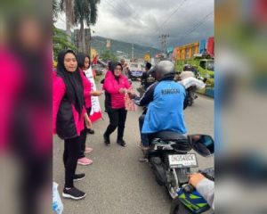 Dukung Suami, Ketua Bhayangkari Cabang Banggai Bagikan Takjil Gratis