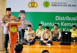 Kerjasama Bareng PP Persis, Kapolri Salurkan 30 Ribu Sembako ke Warga Yang Membutuhkan