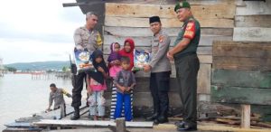 Ramadhan Berbagi, Kapolsek dan Danramil Luwuk Bagikan 25 Paket Beras