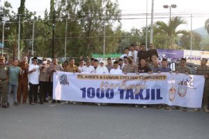 Bupati Bersama Kapolres Banggai, Bagikan Ribuan Paket Takjil ke Pengguna Jalan di Luwuk