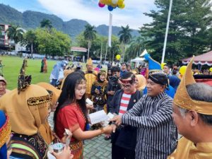 Wakapolres Banggai Hadiri Upacara Hardiknas di Lapangan Bumi Mutiara Luwuk