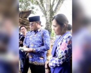 Bupati Delis Bersama Ketua PKK Morut, Kunjungi Stand-stand UMKM di Desa Wawondula