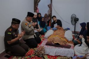 Wujud Bela Sungkawa, Kapolres Banggai Melayat ke Rumah Anggotanya Yang Meninggal Dunia