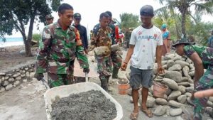 Babinsa Bersama Kades Tou, Tinjau Pengerjaan Talud Jalan