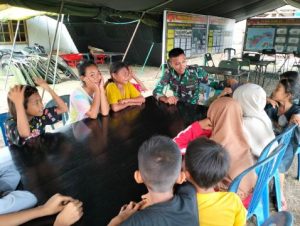 Personil Satgas TMMD ke – 116, Berbagi Canda Tawa Bersama Anak-anak