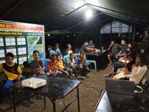 Wujudkan Kebersamaan, Prajurit Satgas TMMD 116 Gelar Nonton Bareng