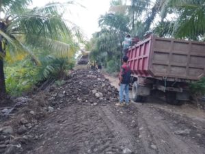Satgas TMMD Reguler Ke – 116 Kodim 1308/LB Kejar Target, Timbun Jalan Sepanjang 2000 Meter
