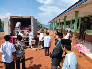 PT GNI Salurkan 150 Karung Beras dan Peralatan Masak, di Pesantren Raudhatul Fitra