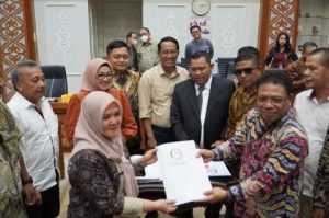 Mewakili Bupati Banggai, Asisten I Hadiri Penyerahan Naskah Akademik Pembentukan Calon Persiapan Kabupaten Tompotika di Jakarta Pusat