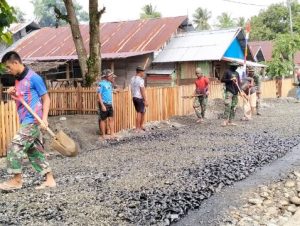 Kejar Target, Satgas TMMD Gotong Royong Ratakan Badan Jalan