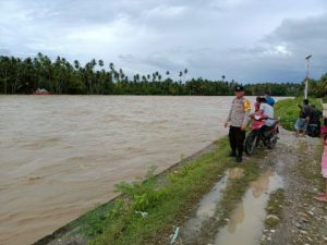 Bhabinkamtimas Jajaran Polres Banggai, Pantau Debit Air Sungai di Desa Binaannya