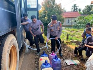 Suplai Air Bersih ke Warga Towara, Polres Morowali Utara Turunkan Dua Unit Water Canon