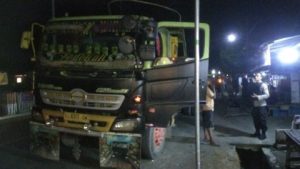 Polsek Kintom Datangi TKP Pengendara Motor Tabrak Mobil, Terparkir di Badan Jalan