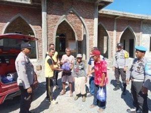 Sambut HUT Bhayangkara, Sejumlah Polisi Lakukan Baksos di Masjid Nurul Ikhwan Masama