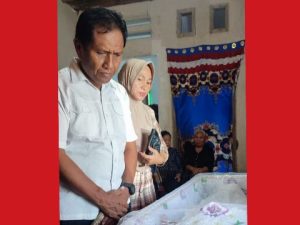 Ketua DPRD Banggai Sampaikan Belasungkawa, Saat Melayat Ke Rumah Duka Warga di Desa Mansahan