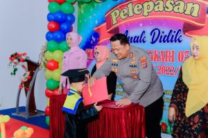 Kapolres Bersama Ibu, Hadiri Giat Pelepasan 30 Anak Didik TK Bhayangkari 05 Banggai Tahun Pelajaran 2022/2023