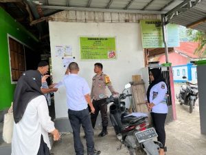 Sambang Ke Pangkalan Gas Elpiji 3 Kilo Bhabinkamtibmas Polsek Luwuk dan Aparat Desa Imbau Penyaluran Tepat Sasaran