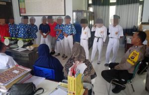 Bhabinkamtibmas Polsek Kintom, Lakukan Problem Solving Kasus Pelemparan Sekolah