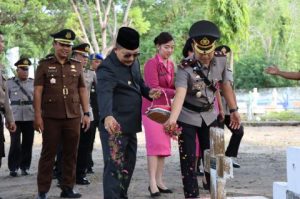 Peringati Hari Bhayangkara ke 77, Polres Banggai Laksanakan Upacara Ziarah dan Tabur Bunga di TMP